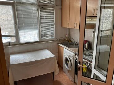 Ofislər: Ofis Nizami metrosunun yanında,. Sahəsi 70kv. Əşyalarla birlikdə — 5