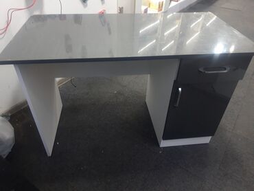Ofis masaları: 1,30×60sm çalışma masası,üzünün plonkasina kimi qalib təp təzədi,real