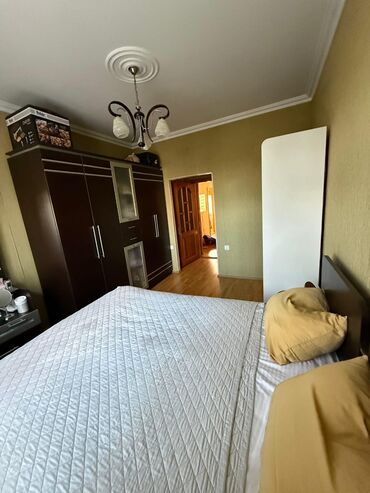 Uzunmüddətli kirayə mənzillər: Kirayə mənzil – işıqlı və səliqəli 2 otaq - Geniş zal: divan-künc — 11