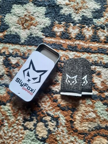 корпус ноутбука: Пара черных игровых напальчников SlyFoxi Gaming, предназначенных для