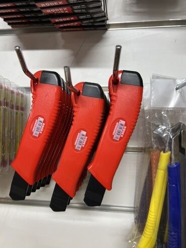 Ножи: Универсальный нож RODEX с выдвижным лезвием предназначен для различных