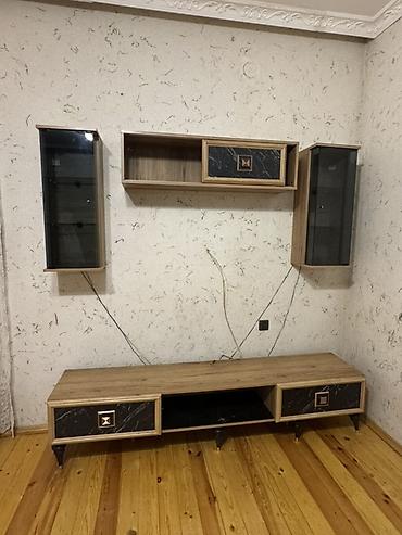 tek stullar: TV stendi və divar vitrinlərindən ibarət modul dəst - Material: ağac — 1