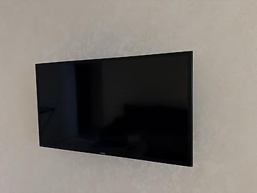 Телевизор Samsung, б/у, диагональ примерно 40–43". Плоская панель с