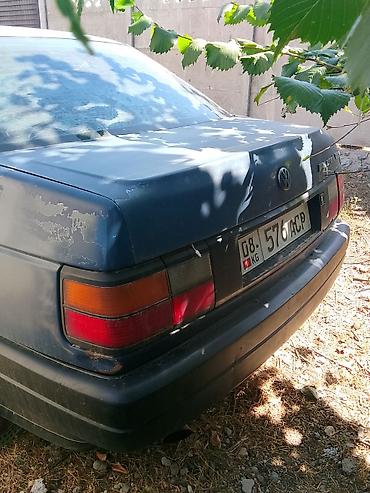70 сом: Volkswagen Passat: 1990 г., 1.8 л, Кол менен иштөөчү, Седан — 2