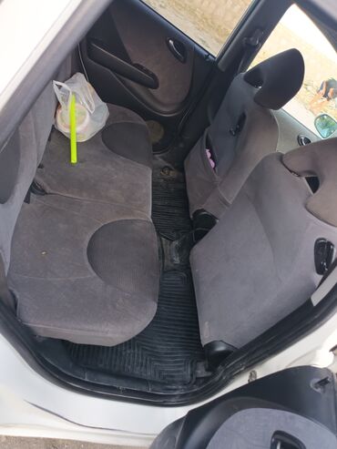 домкрат для машины цена: Белый хэтчбек Honda Fit, идеально подходящий для городских поездок и