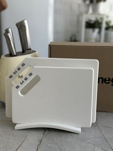 детали для кухонной мебели: Набор разделочных досок Smeg состоит из двух досок разного размера и