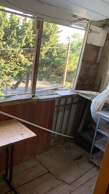 sedmoyda kiraye bina evleri: Təcili satılır.Sahil qəsəbəsi,Emin Quliyev küçəsində 3 otaqlı, hamam — 8