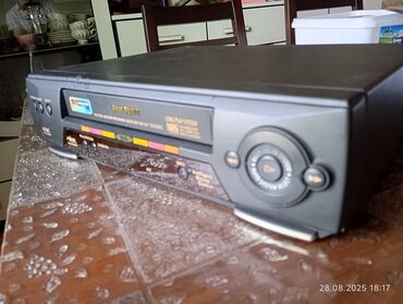 Samsung markalı qara rəngli VCR oynadıcı. Bu model kasetləri