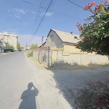 жёлтый домик: Продаётся одноэтажный кирпичный дом Угловой улица Сатыбалдиева/ — 1