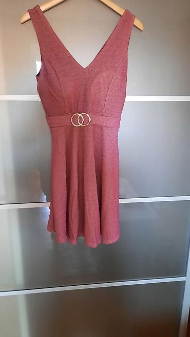 slicne haljine: Elegantna kratka haljina bez rukava u puder‑roze/boji maline sa — 1