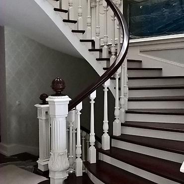 Деревянные лестницы: Деревянная лестница Для дома, Вид дерева: Грецский орех, Форма лестницы: Много-маршевая, Стиль: Классический — 10