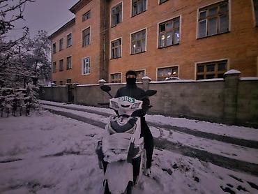 Скутеры: Скутер/мопед 50–125 см³, городской, белый, с боковыми и передними — 1