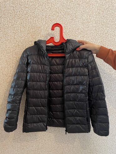 демисезонные куртки кожзам: Yüngül puff pencək - Rəng: qara - Model: kapüşonlu, quilt (üfüqi