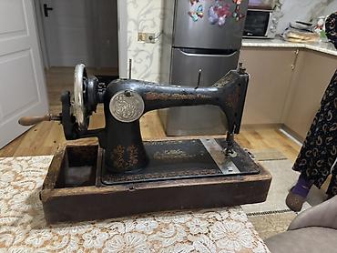 Qədim tikiş maşınları: Antik tikiş maşını – taxta əsaslı, mexaniki (əl qolu ilə işləyən) — 6