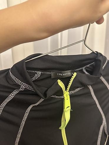 Trendyol qadın idman üstü – M ölçü - Rəng: qara, neon sarı fermuar — 3