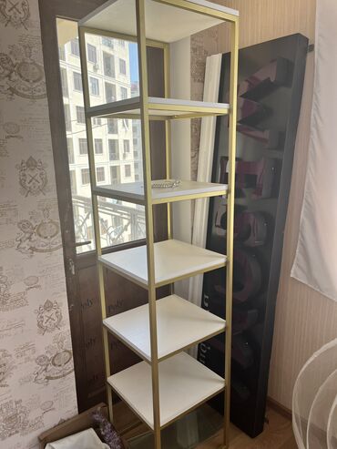 отдам даром мебель бесплатно: Qızılı rəngdə, dörd rəfli metal stellaj. Kitablar, dekorativ əşyalar
