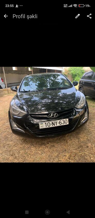 hyundai genesis: Qara rəngdə olan Hyundai Elantra avtomobili. Avtomobilin ön hissəsində