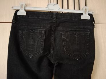 Farmerke: Mango jeans crne farmerke
 Veličina 34
kratko nošene
Cena 800 din — 7