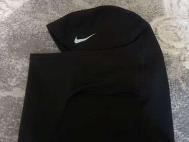 спортивное оборудование: Черный балаклава Nike с белым логотипом-галочкой. Изготовлена из