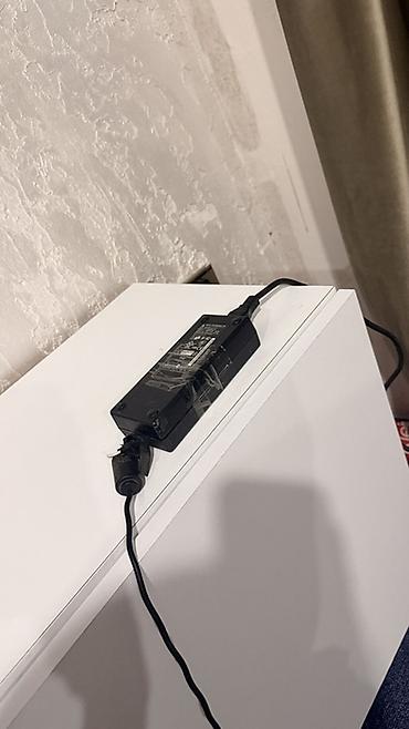 kredit noutbuklar: ASUS noutbuk adapteri ilə birlikdə təqdim olunur. Korpus qara — 4