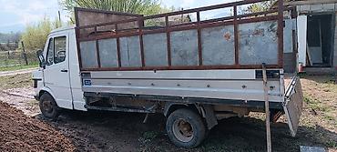 ось: Грузовой бортовой автомобиль Mercedes-Benz (белый), категория — 2