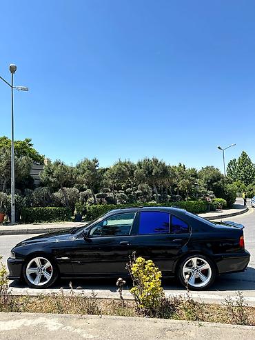 e39 guzgu: BMW 5 Series E39 sedan – qara rəng, M-paket üslublu eksteryer — 2