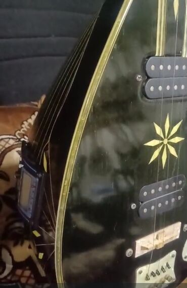 gitara qara: Məhsul: Elektrikləşdirilmiş saz (modifikasiya olunmuş Təsvir: - Qara