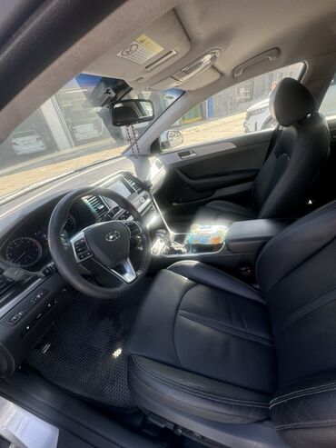 соната цена: Современный седан Hyundai Sonata серебристого цвета, представленный на