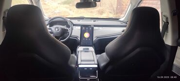 купить кожаные сиденья для авто бу: Электромобиль (кроссовер) белого цвета с современным интерьером и