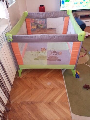 Ostale dečije stvari: Decija igraonica krevet ima tragove koriscenja ali jako stabilna za