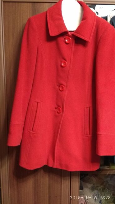 Пальто красное размер М в хорошем состоянии привезли из Великобритании