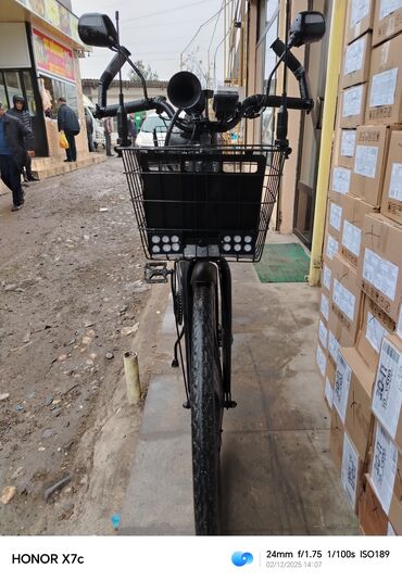 Şəhər velosipedləri: Velosiped satılır 28 lik. Qabaq işığlar işləkdir. Qabaqda və — 4