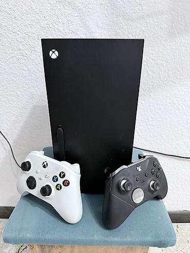 xbox 360 controller: Игровая консоль Xbox Series X (чёрная) в вертикальной установке. В — 1