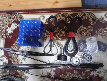 Müxtəlif avtomobil hissələri, o cümlədən radiator barmaqlığı, mühərrik