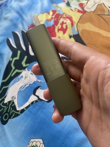 Qəlyan, vayp və aksesuarları: Zeytun rəngində, IQOS brendinə məxsus tütün qızdırıcısı. Kompakt