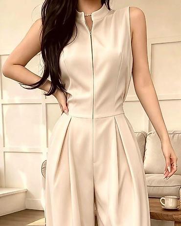 Ženska odeća: Kombinezon: 3200 dinara
S M L — 5