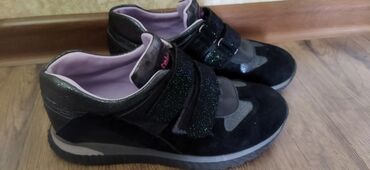 Детская обувь: Продаю качественные кожанные кроссовки 33 размера на аккуратную