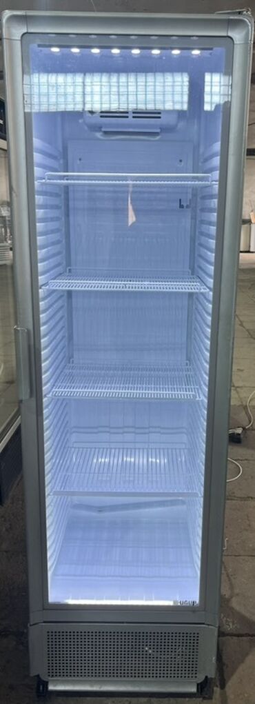Soyuducular: Vitrin soyuducu, içərisində məhsulları yerləşdirmək üçün metal rəfləri