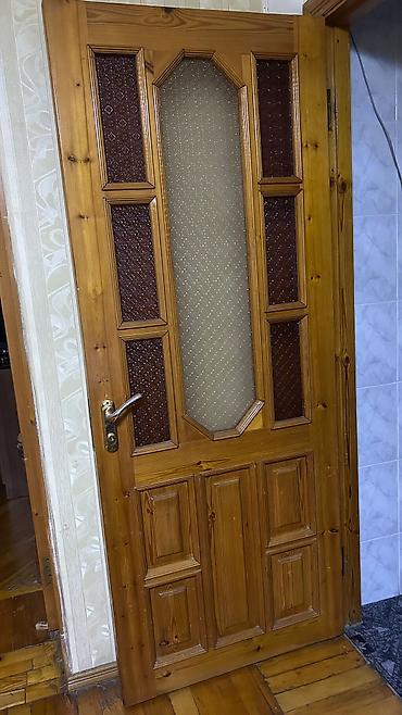 akustik panel: Taxta otaq qapısı, dekorativ şüşəli dizaynda təqdim olunur. Qapının — 1