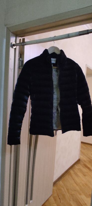 демисезонные куртки с капюшоном: Женская куртка S (EU 36), цвет - Черный