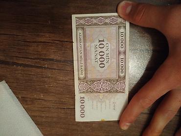 kohne pullar: Azerbaycan Milli Bankı tərəfindən buraxılmış 10 000 manatlıq kağız pul — 2
