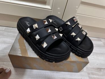 Tuflilər: Qadın üçün qara slip-on terlik/səndəl - Dizayn: 3 enli qayışlı model