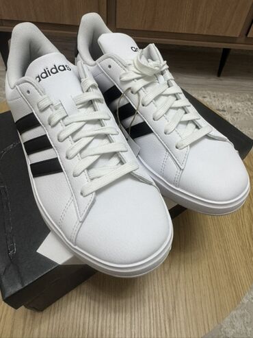 Botinkalar: Yeni, Ağ rəngli, qara üç zolaqlı Adidas krossovkası. Bu rahat və