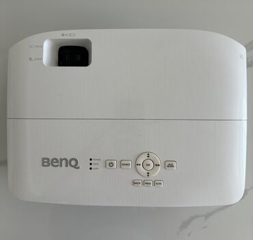 ксеноновые лампы: Проектор BenQ в белом корпусе. Оснащен разъемами HDMI и DLP, что