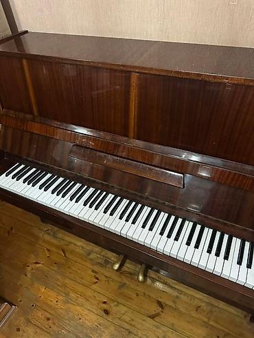belarus 892: Tünd qəhvəyi rəngli, parlaq səthli "BEЛOРYСЬ" markalı pianino. Alət ağ — 2