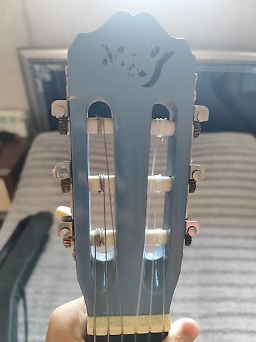 Gitaralar: Klassik gitara. Üstündə çexolu verilir. Pula ehtiyac olduğu üçün — 4