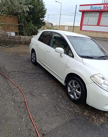 Nissan: Nissan Tiida sedan – ağ rəng Xüsusiyyətlər: - Kuzov: 4 qapılı sedan — 5