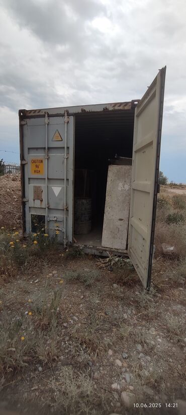 сдаю контейнер дордой моторс: Продается склад из морского контейнера. Разбит на 3 отделения,с