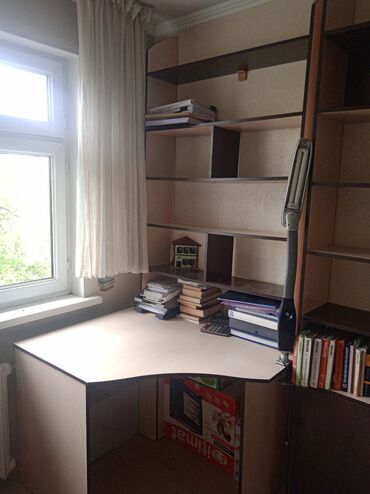 книжный столик: Мебельный гарнитур: 3 предмета. Письменный стол, стеллаж над столом и