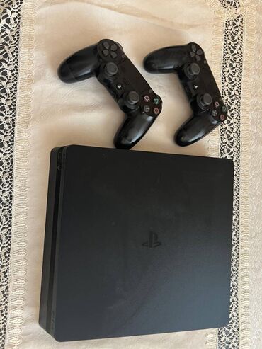 PS4 (Sony Playstation 4): Playstation 4 Ps4 Slim model 500 GB yaddas + 2 joystick